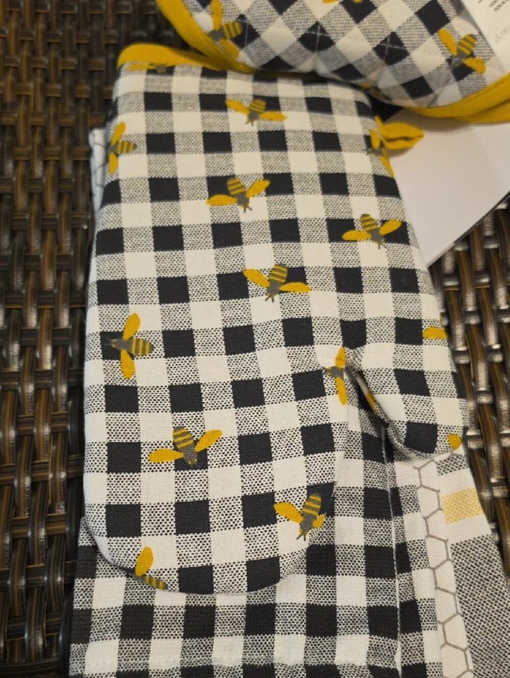 Mainstays 5pc  Black & White Check Pot Holder and Towel Set with Bee NWT